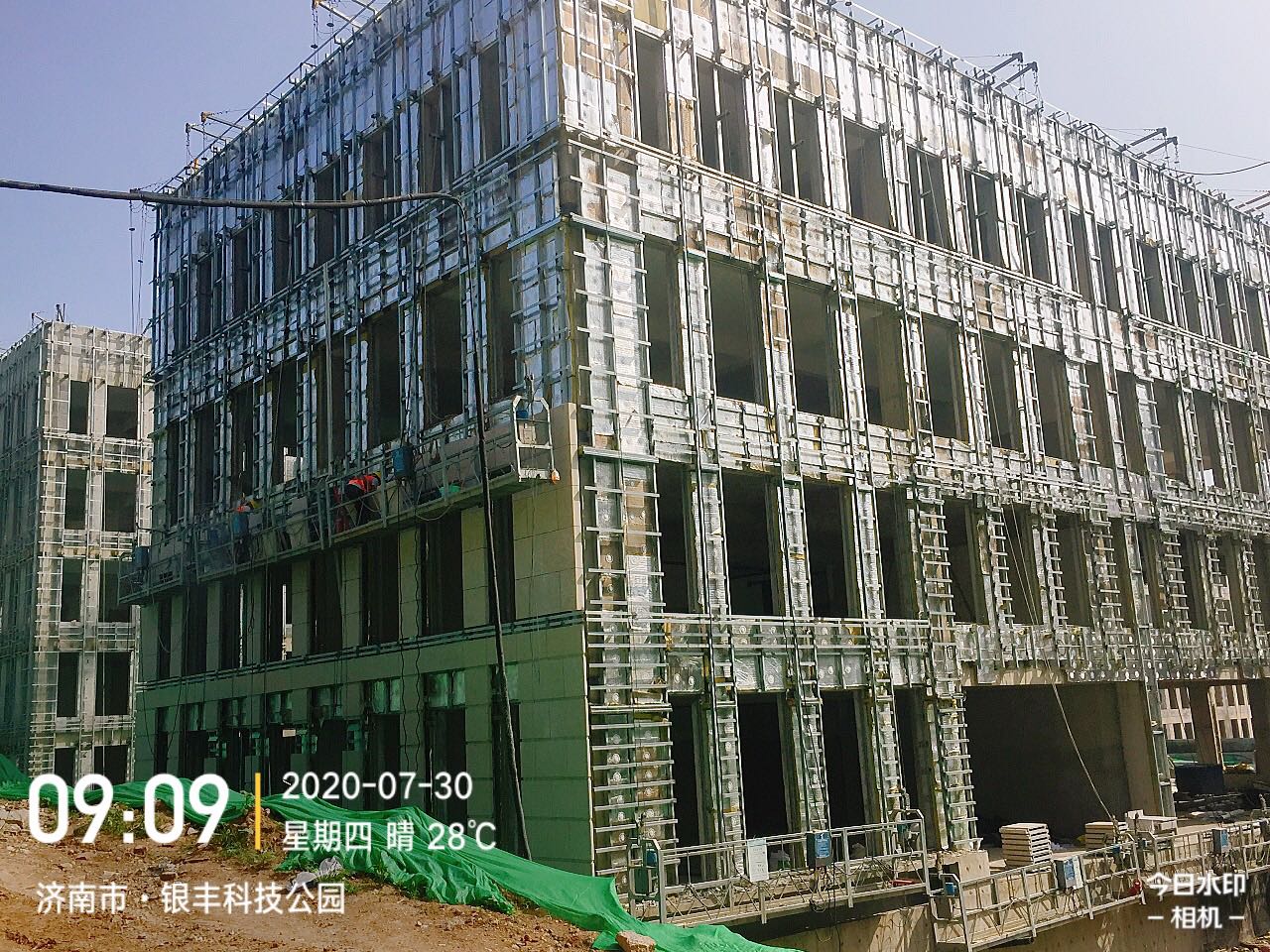 1596424045648420.jpg 5號樓東西立面幕墻石材安裝.jpg